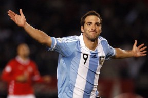 九游平台-二十载荣光终圆梦，穆雷巅峰表现点燃枪手魂